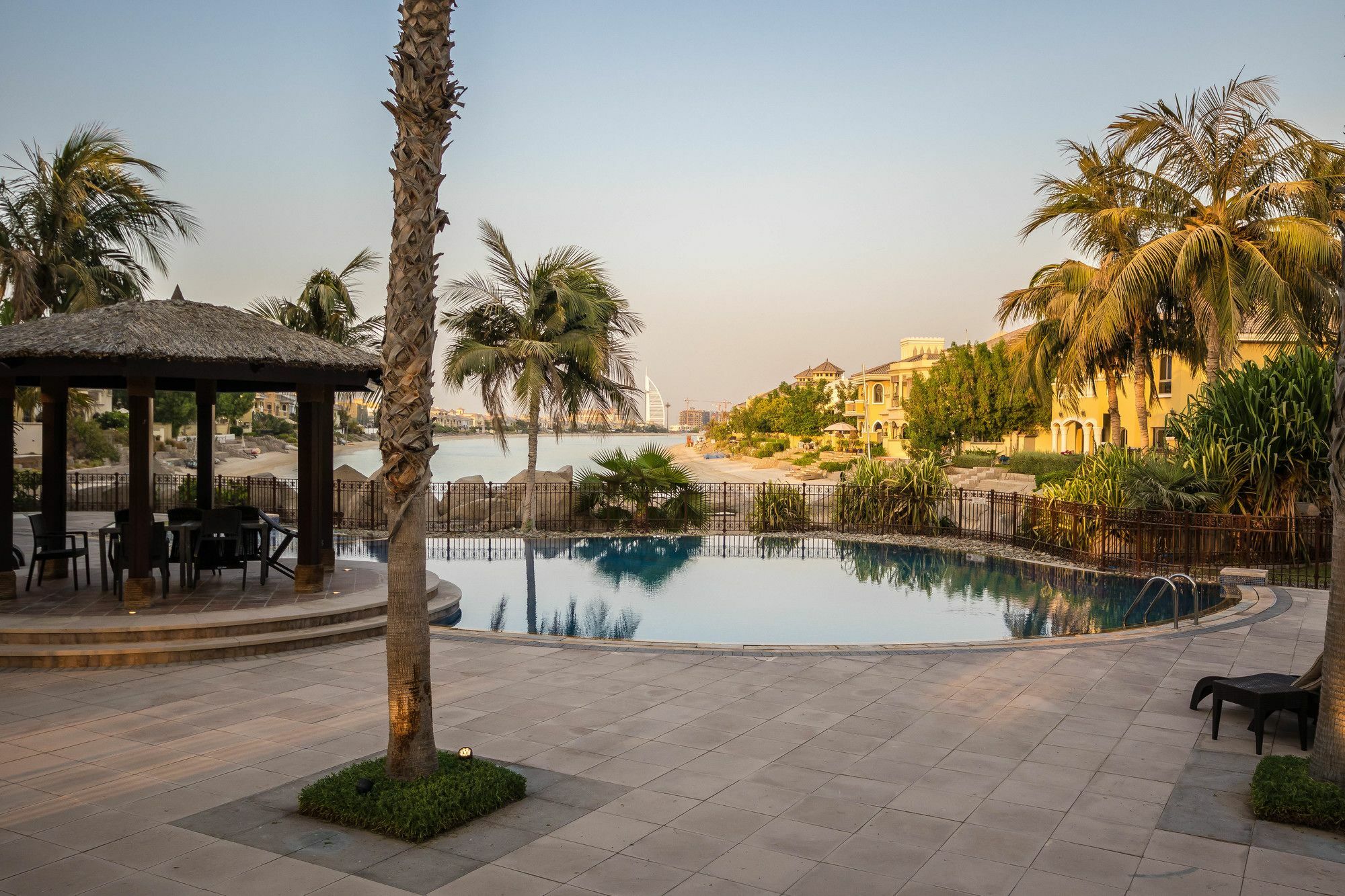 Yanjoon Holiday Homes - Palm Jumeirah Frond A Villas Dubai Bagian luar foto